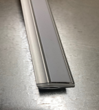 POLTRONIC - PROFIL ALUMINIOWY NAROŻNY NZA DO TAŚM LED DŁUGOŚĆ 202CM SZEROKOŚĆ 2.3CM SREBRNY ANODOWANY Z KLOSZEM MLECZNYM I DWOMA ZASLEPKAMI - PC031597